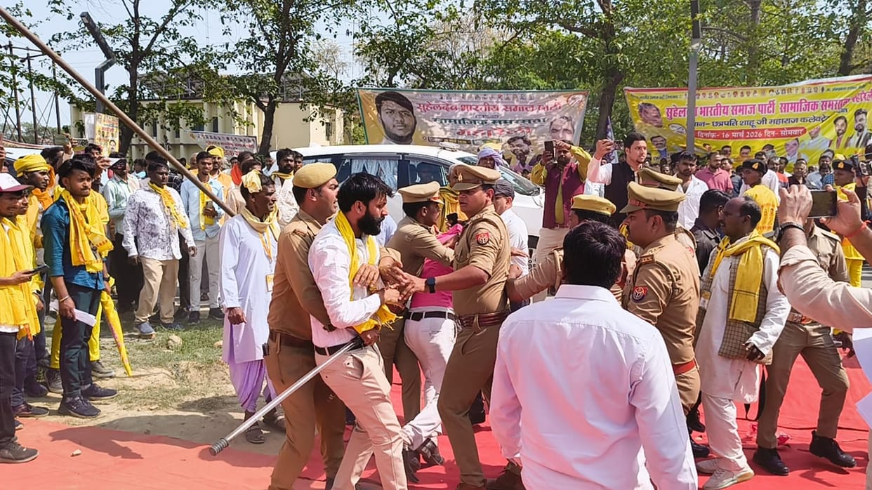 A youth waved a black flag in front of the convoy of the Subhaspa national president.