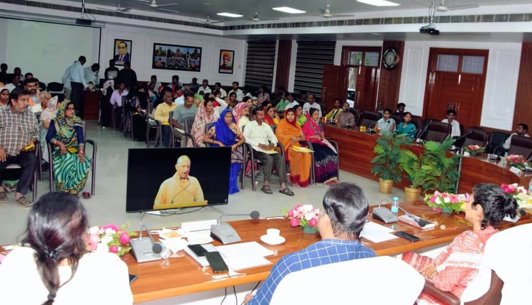 कलक्ट्रेट सभागार में मुख्यमंत्री के लाइव कार्यक्रम के दौरान आवास के लाभार्थी। स्रोत सूचना