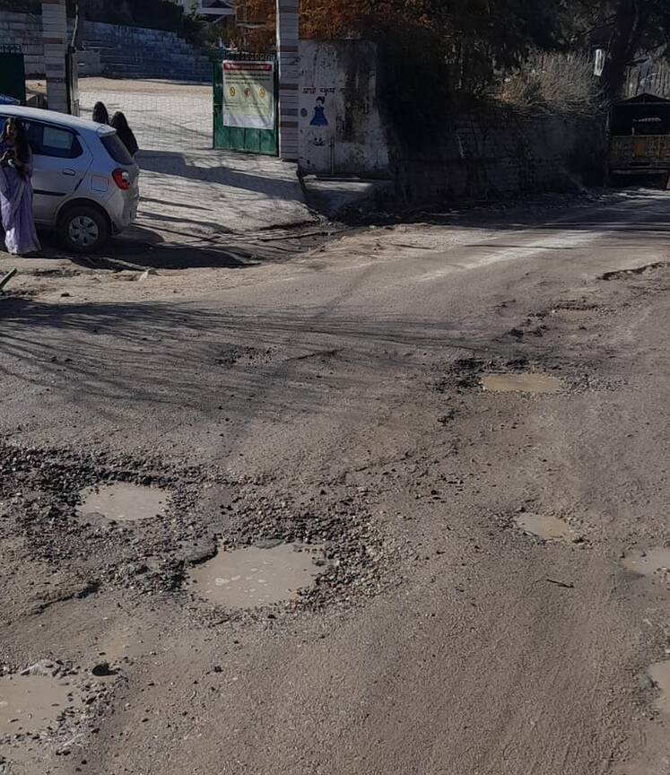 People are troubled due to the poor condition of Kullu-Manali left bank road.