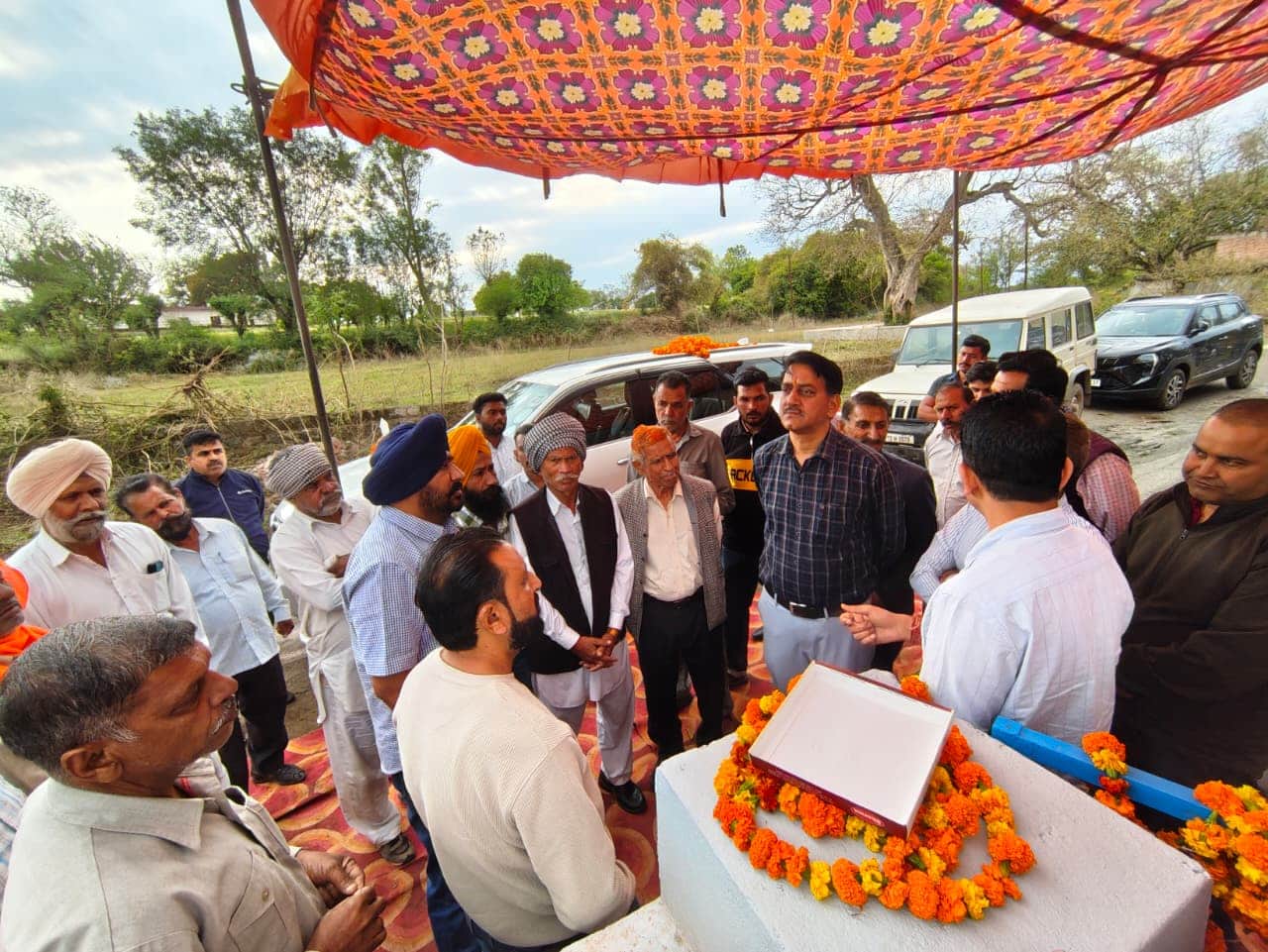 कोलांवाला पंजैहरा में नालागढ़ विधायक पेयजल योजना का शुभारंभ करते हुए। संवाद