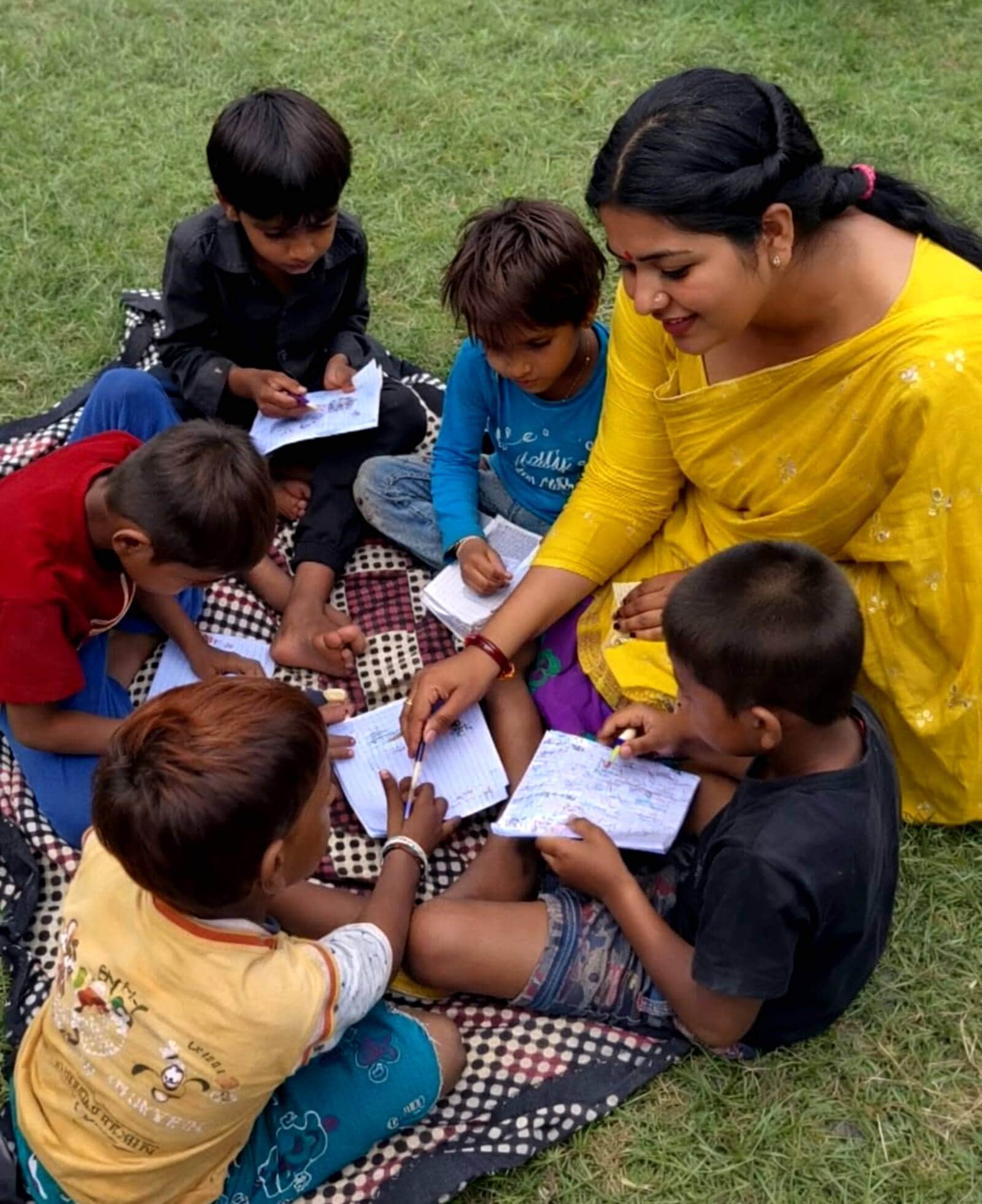 कमिश्नरी स्थित फुटपाथ पर रह रहे बच्चों को शिक्षित करतीं दर्शिका शर्मा।