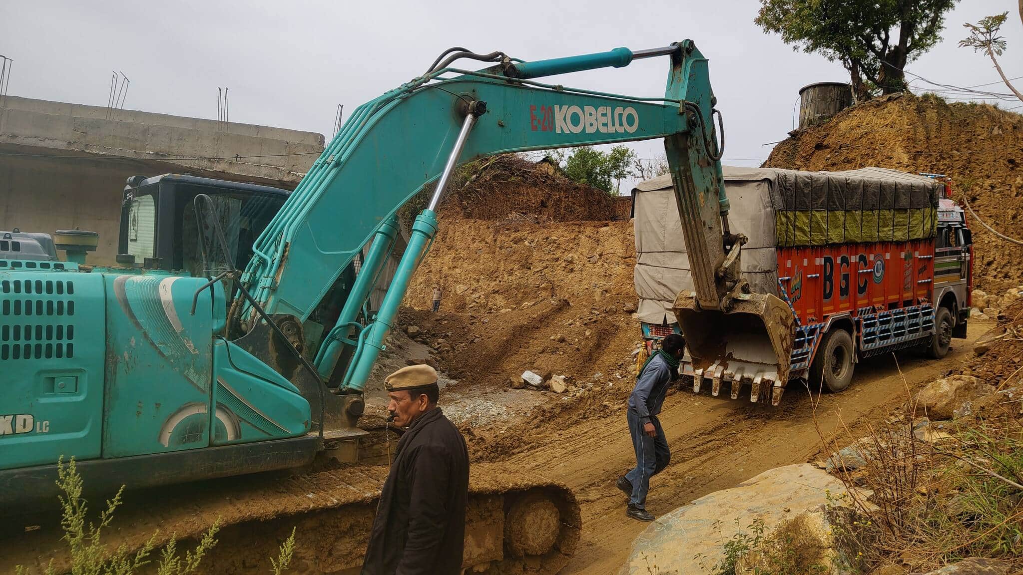 कुन्नू डायवर्सन प्वाइंट पर बनाए रैंप में कंपनी की मशीन वाहनों को धक्का लगाकर रैप से बाहर निकालत