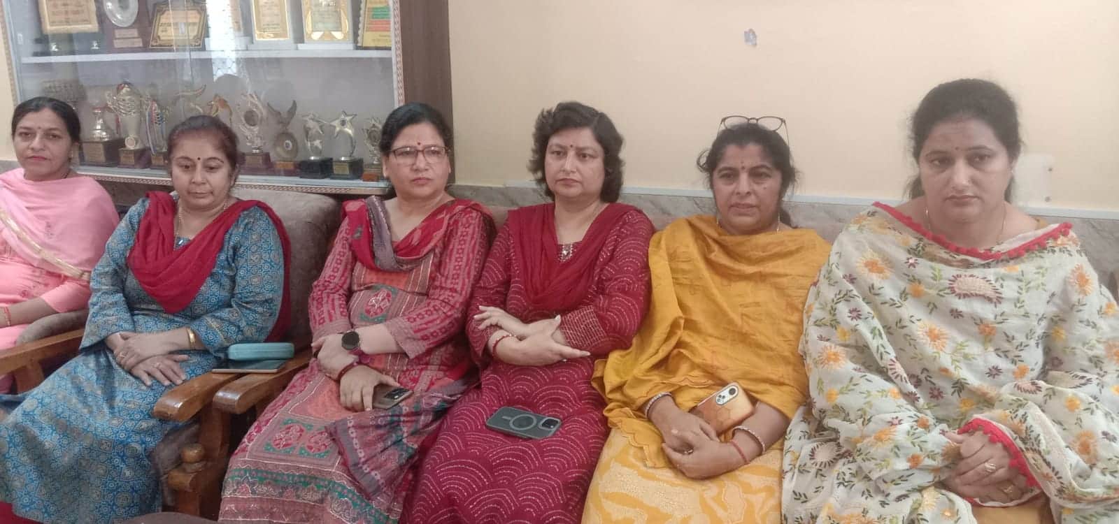 कन्या स्कूल नाहन में बैठक के दौरान मौजूद शिक्षक। संवाद