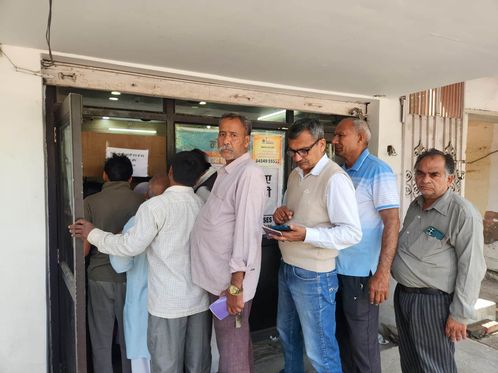 कुरुक्षेत्र। गैस एजेंसी के बाहर बुकिंग करवाने के लिए लाइन में खड़े उपभोक्ता। संवाद