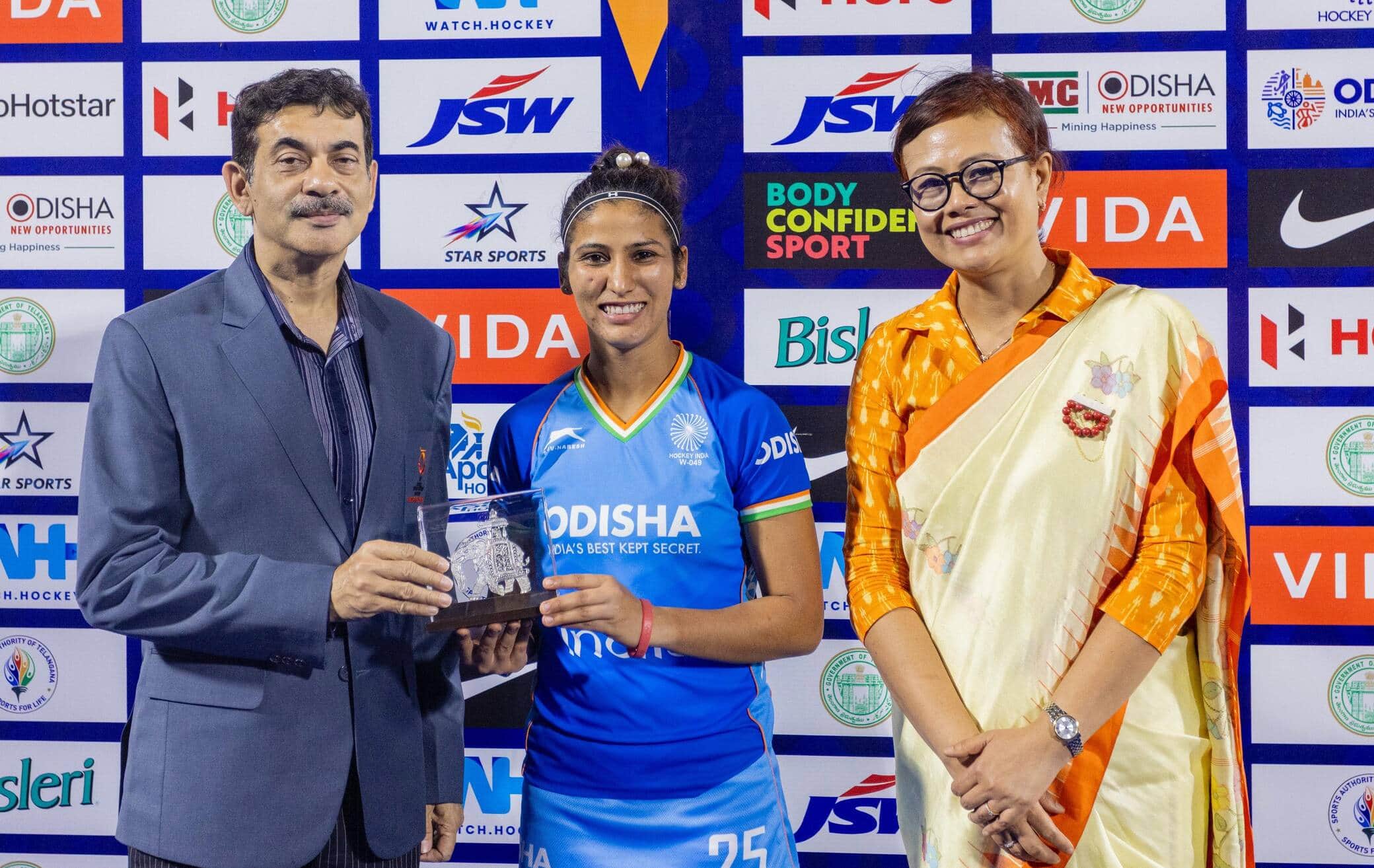 कुरुक्षेत्र। महिला हॉकी विश्व कप क्वालीफायर मैच  में  प्लेयर ऑफ द टूर्नामेंट हासिल करती हुई नवन