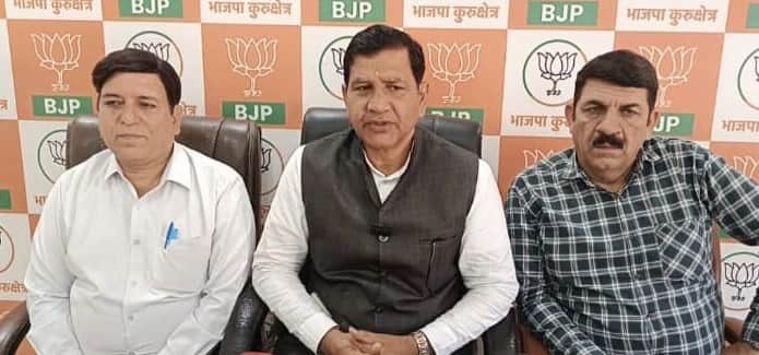 कुरुक्षेत्र। पत्रकारों से बातचीत करते सरस्वती धरोहर विकास बोर्ड के उपाध्यक्ष धुमन सिंह किरमच। स