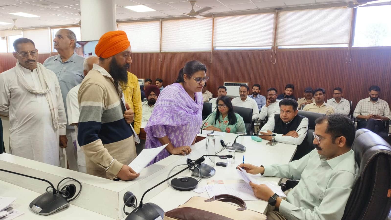 कुरुक्षेत्र। समाधान शिविर में अधिकारियों के समक्ष अपनी समस्या रखते आमजन। विज्ञप्ति