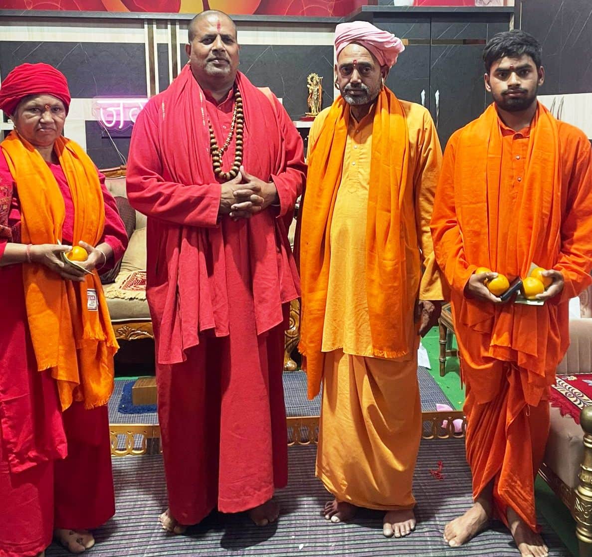 कुरुक्षेत्र। संतों के साथ महंत राजेंद्र पुरी। स्वयं