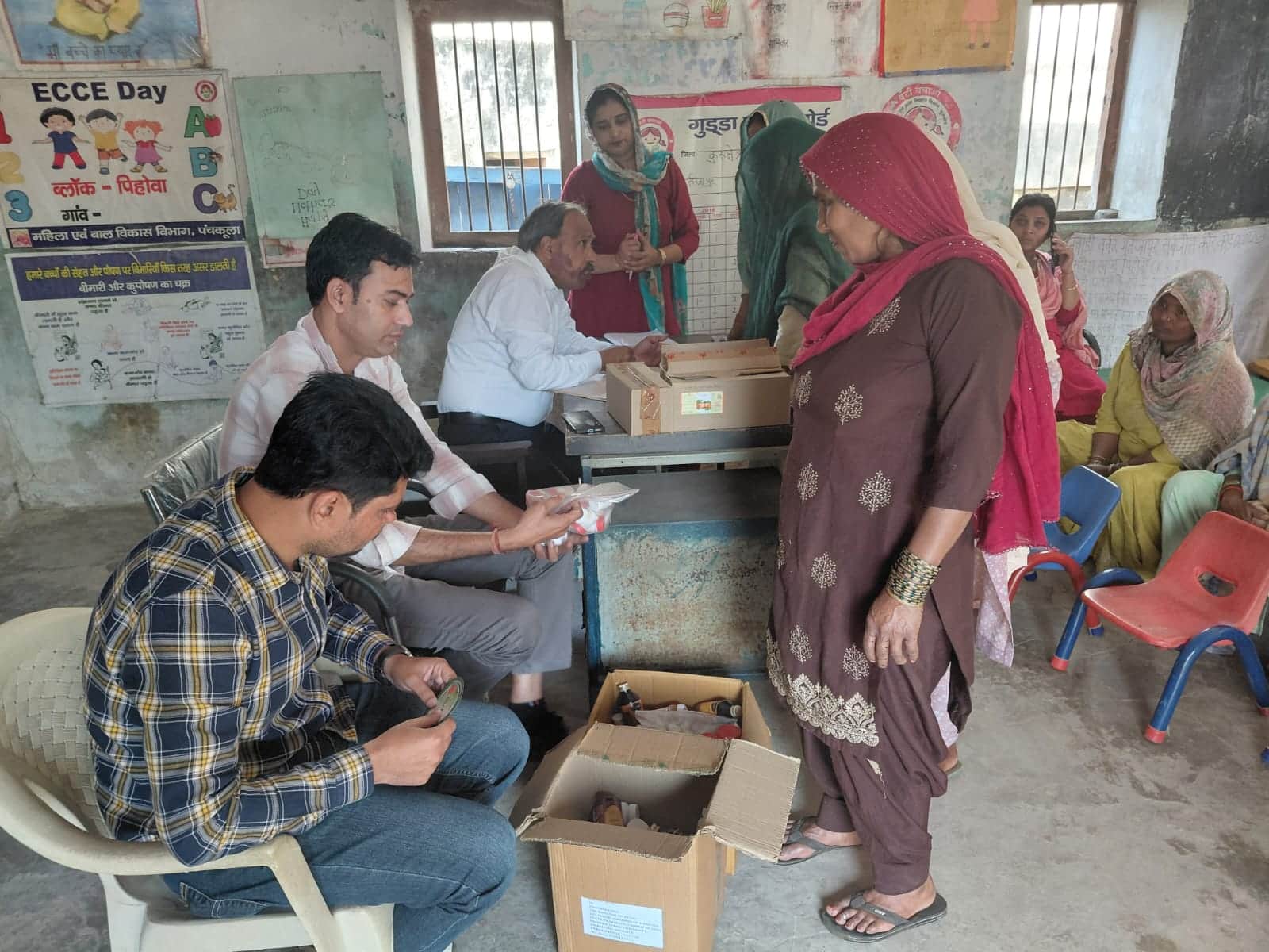 कुरुक्षेत्र। शिविर के दौरान ग्रामीणों की स्वास्थ्य जांच कर दवाईयां वितरित करते चिकित्सक। संवाद