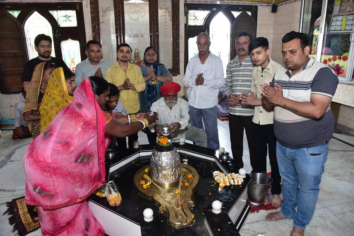 कुरुक्षेत्र। दु:खभंजन महादेव मंदिर में जलाभिषेक अर्चना करते श्रद्धालु। संवाद