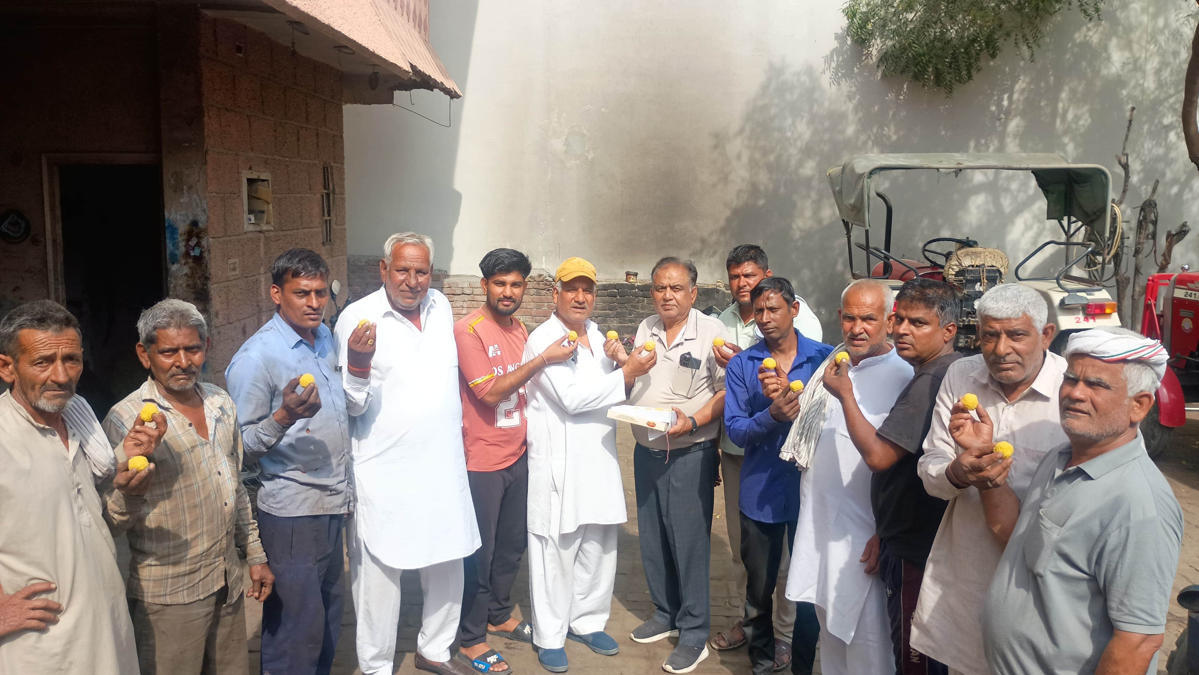 कर्मवीर बौद्ध के राज्यसभा सांसद बनने पर मिठाई बांटते कांग्रेस कार्यकर्ता। स्रोत : पाठक