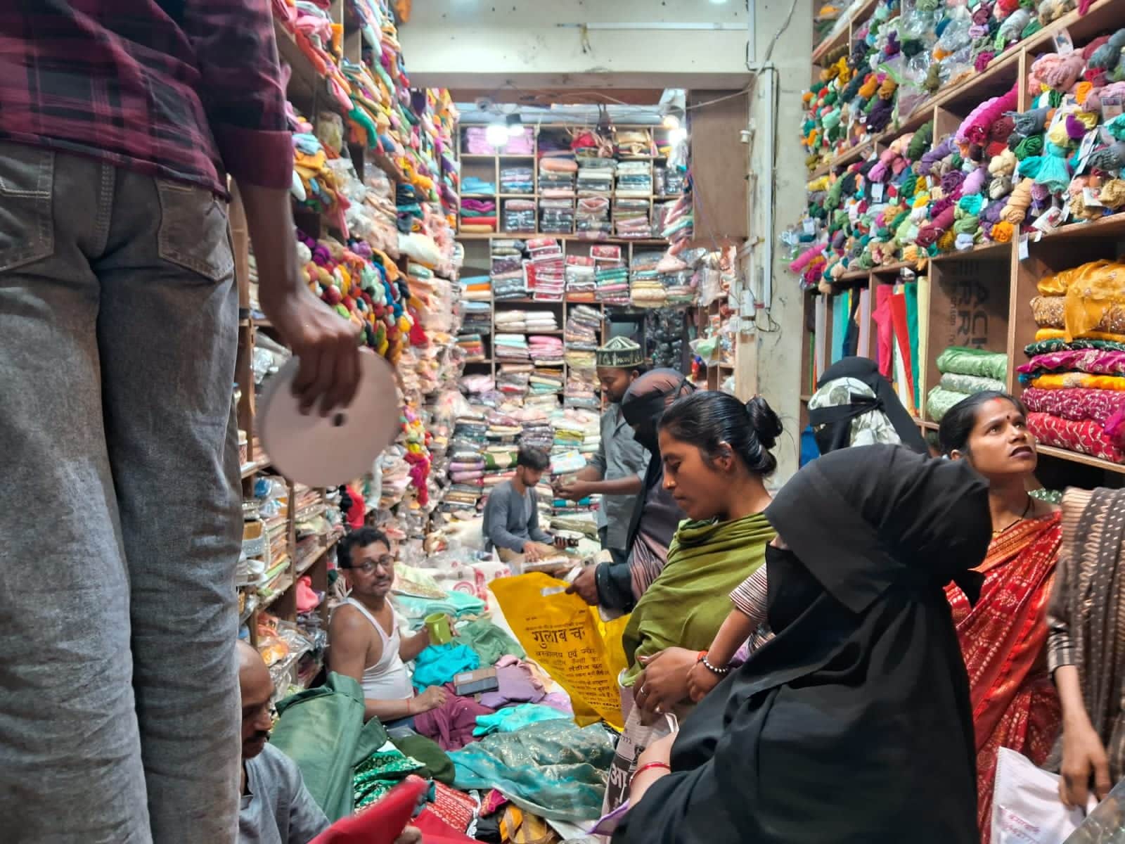 करारी में कपड़ा खरीदती महिलाएं। संवाद