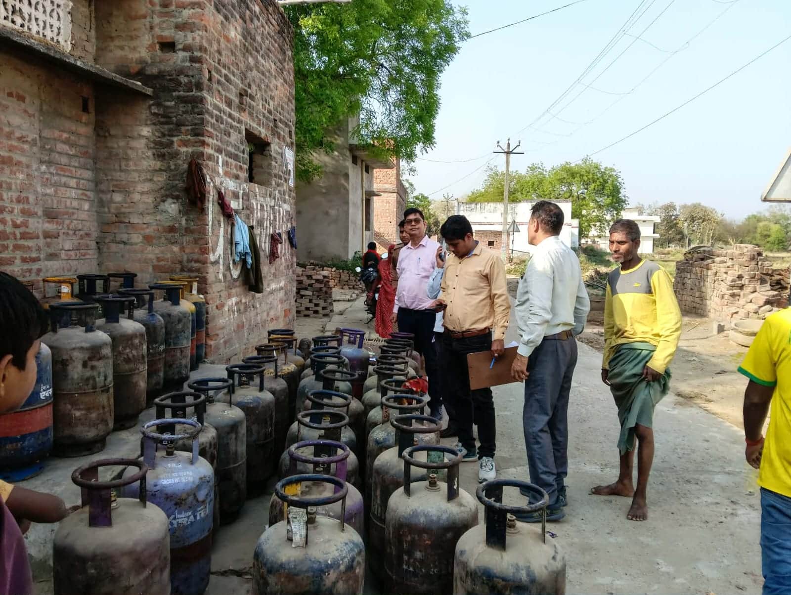 कार्रवाई के दौरान ईशोपुर में बरामद हुए सिलिंडरों के साथ डीएसओ अनंत प्रताप सिंह। संवाद