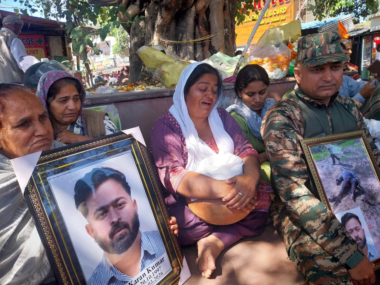 कस्बे के दलजीत चौक में प्रदर्शन करते मृतक के परिजन।