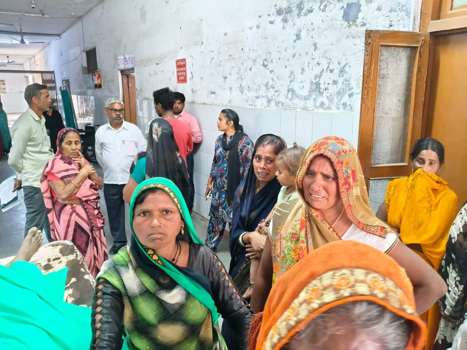 किसान की मौत पर विलाप करते परिजन -संवाद