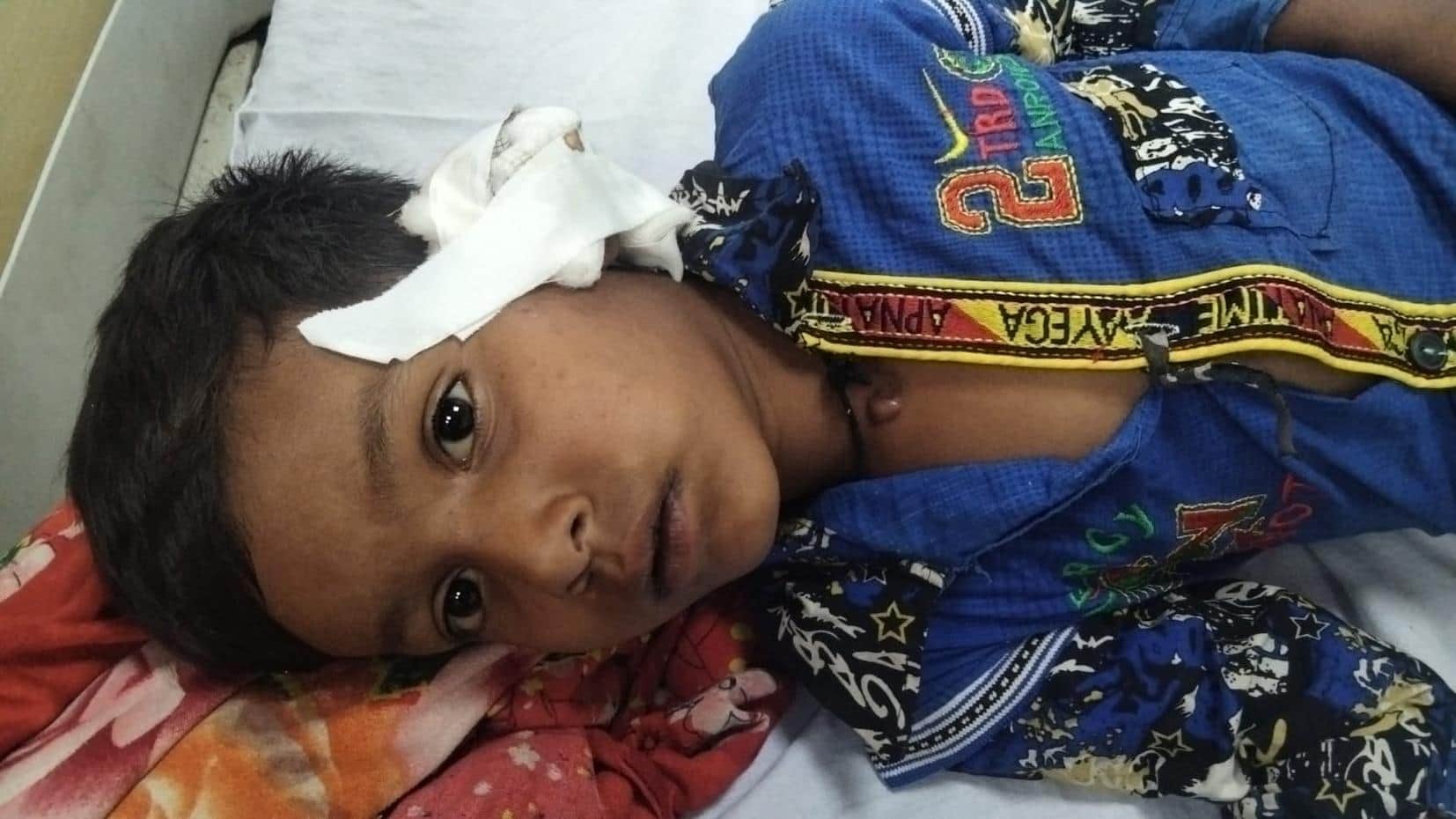 कुत्ते के हमले में घायल फैजान।