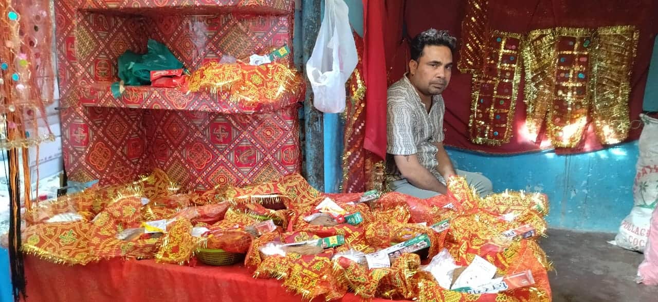 कड़ाधाम में चुनरी नारियल से सजी दुकान- संवाद