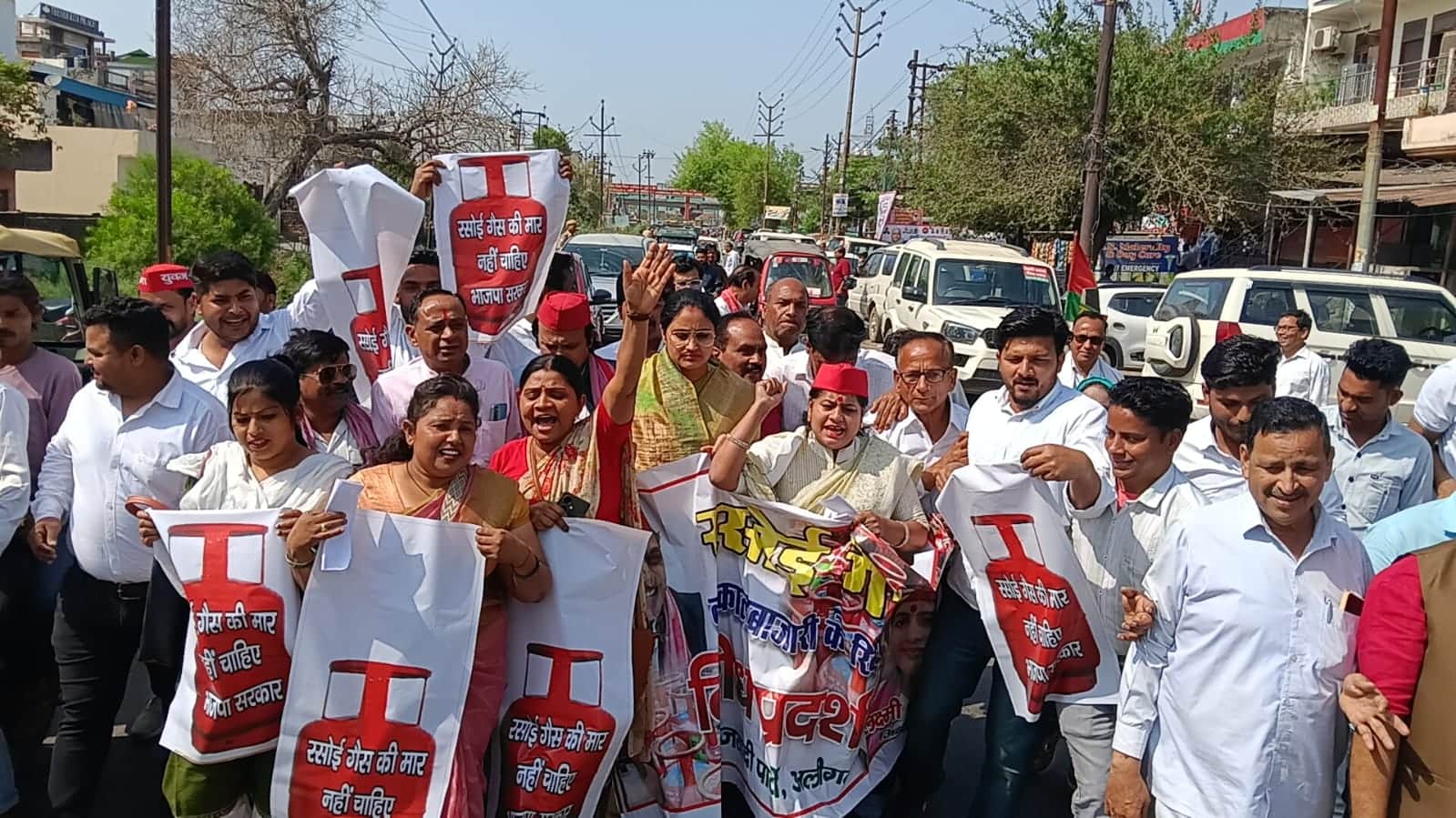 क्वार्सी चौराहे पर घरेलू गैस सिलिंडर को लेकर प्रदर्शन करते समाजवादी पार्टी के पदाधिकारी। 