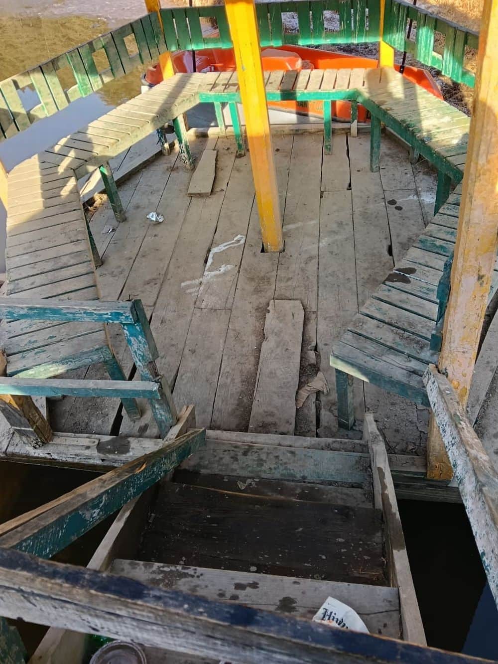 खज्जियार में झील के पास बनी रेलिंग की हालत बनी खस्ता