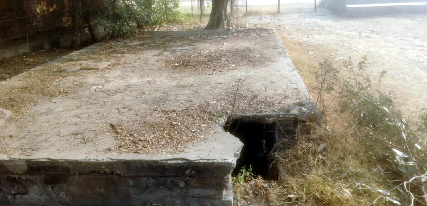 खेल मैदान में बना मैनहोल का टूटा स्लैब।  संवाद