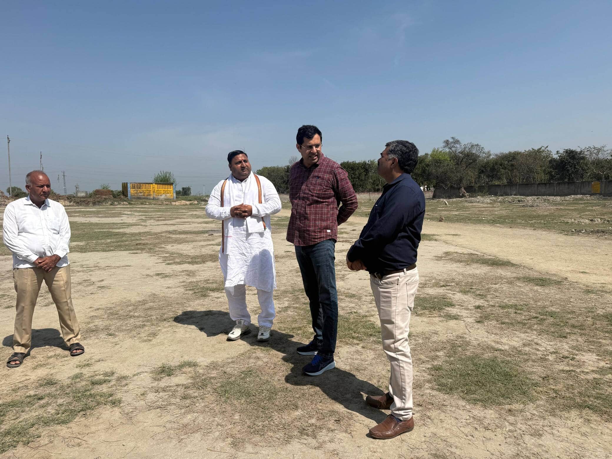 खेल स्टेडियम का निरीक्षण करते अतिरिक्त निरीक्षक अश्विनी मालिक संवाद