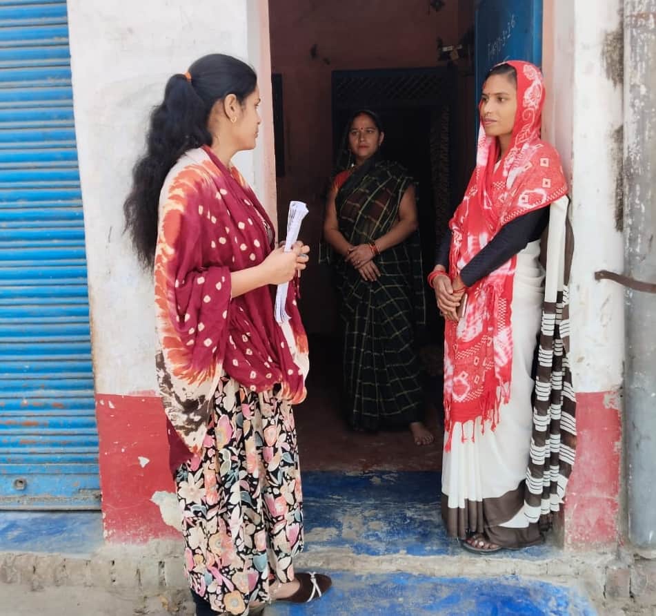 खरगूपुर में अभियान के तहत लोगों से संपर्क करते स्वास्थ्य कर्मी।- संवाद 