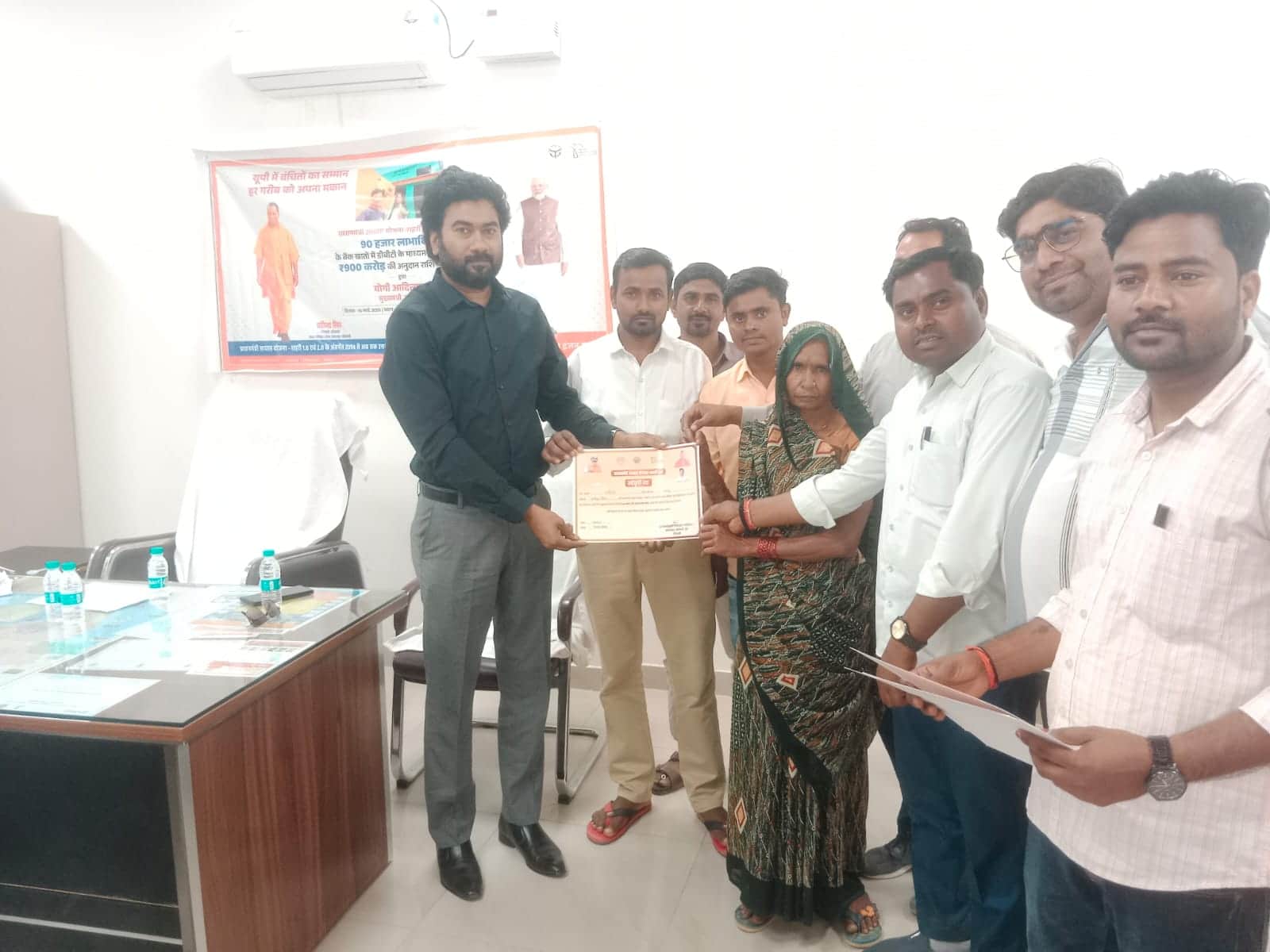 लाभार्थियों को प्रमाण पत्र वितरण करते अधिकारी। स्त्रोत: प्रशासन