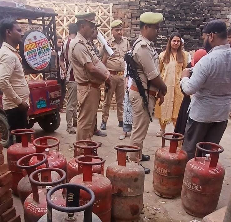 Black marketing of gas cylinders caught at grocery store