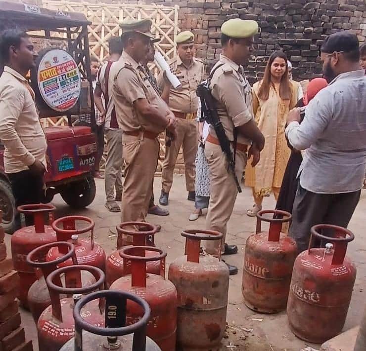 लहरपुर में बरामद हुए गैस  सिलिंडर व मौजूद एसडीएम व अन्य अधिकारी।