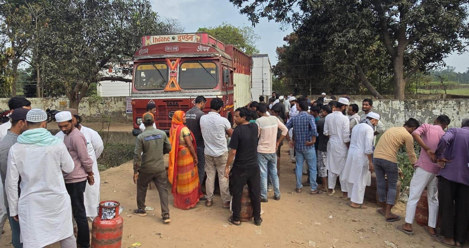 लहरपुर में गैस सिलिंडर लेने के लिए कतार में खड़े उपभोक्ता।