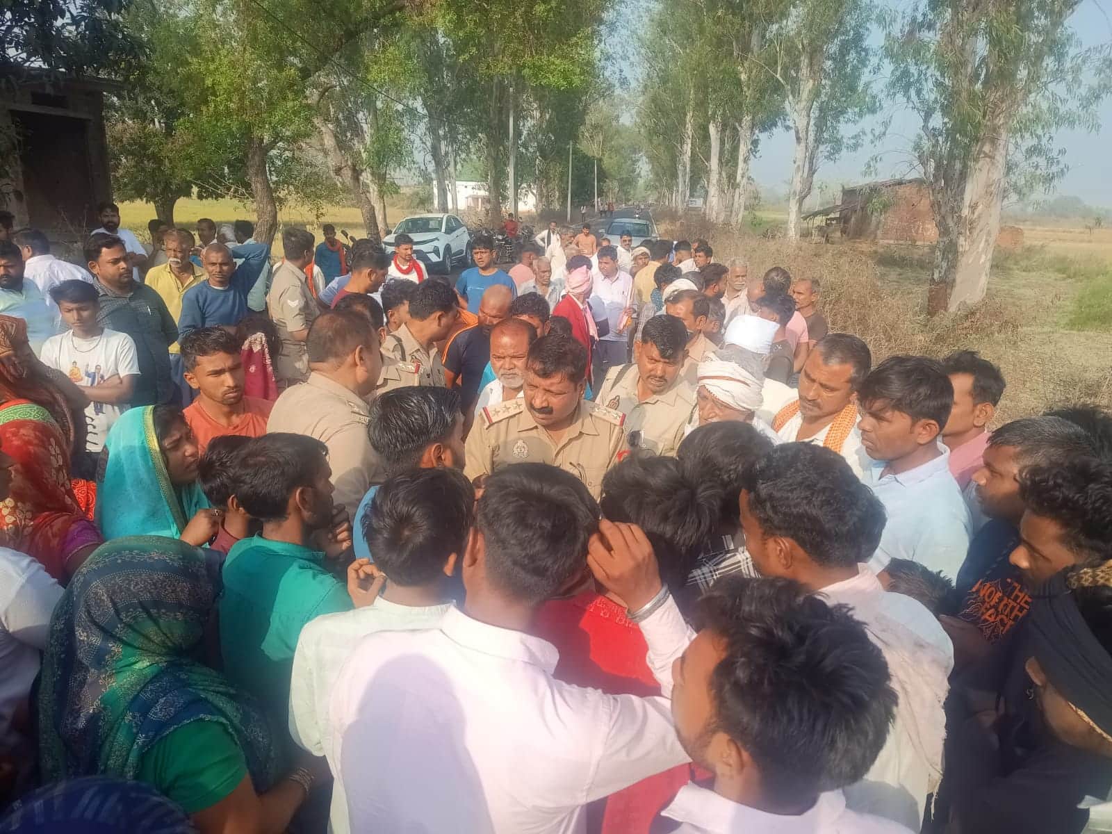 लालगंज-कलवारी  संपर्क मार्ग पर जाम करने वालों को समझाती पुलिस। स्रोत- संवाद