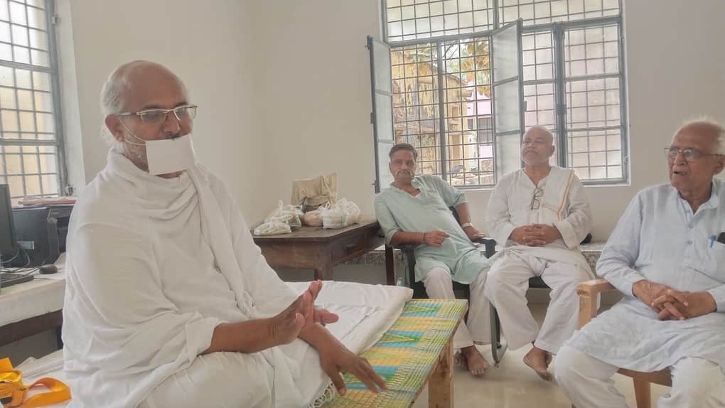 लालगंज में लोक कल्याण का संदेश देते नेपाल से आए जैन मुनि  मणिभद्र महराज, स्रोत संवाद