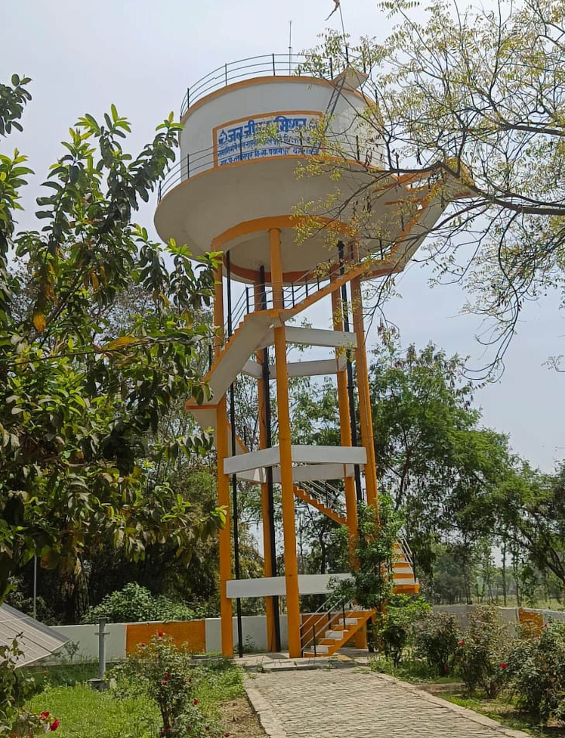 लालपुर में 10 वर्ष पूर्व बनी टंकी।