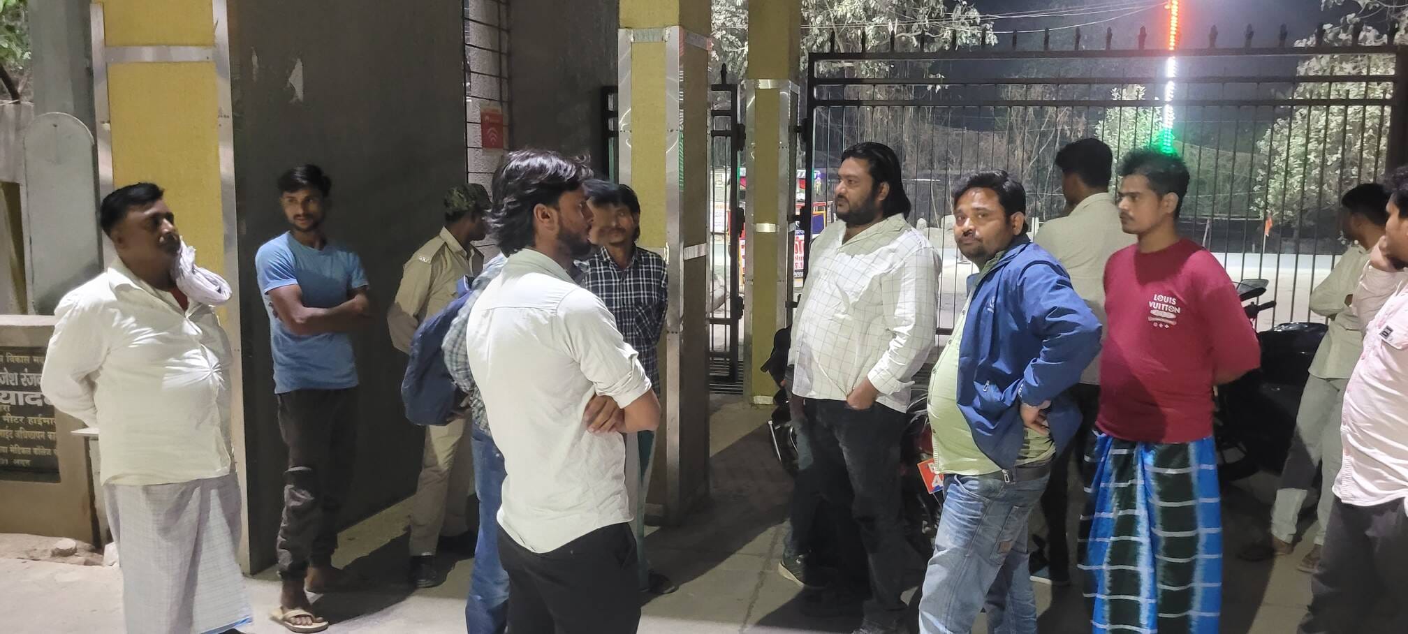 पोस्टमार्टम कराने पहुंचे परिजन।