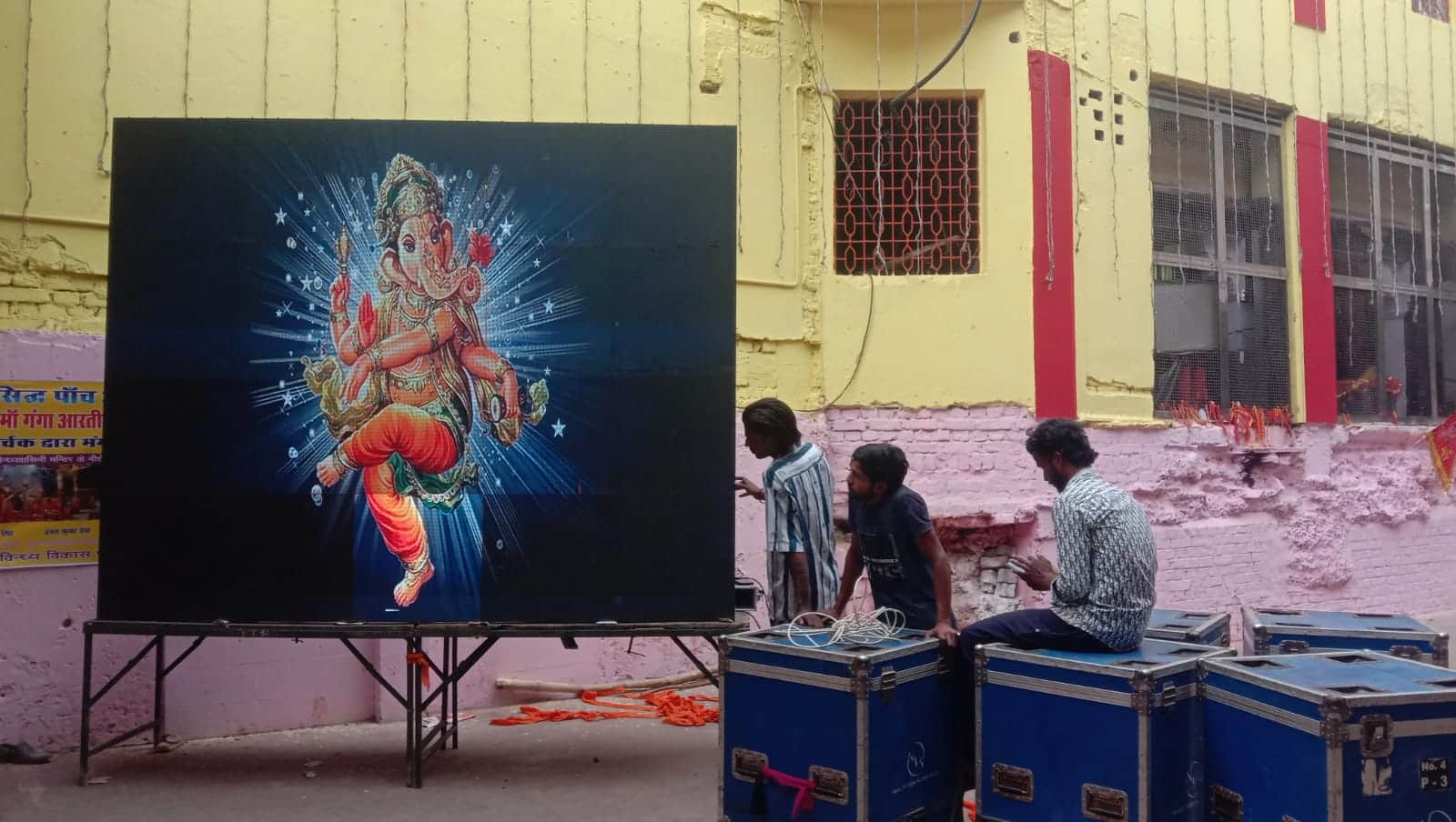 मां विंध्यवासिनी मंदिर परिसर में एलईडी लगाते कारीगर। -संवाद।