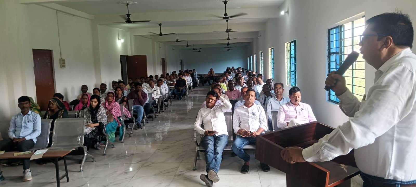 मछलीशहर में आयोजित एस एम सी की बैठक को संबोधित करते प्रशिक्षक संतोष तिवारी। स्रोत-संवाद