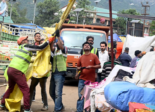 मंडी  के पड्डल मैदान में दुकानों को बलपुर्वक खाली करवाते नगर निगम के कर्मचारी। संवाद
