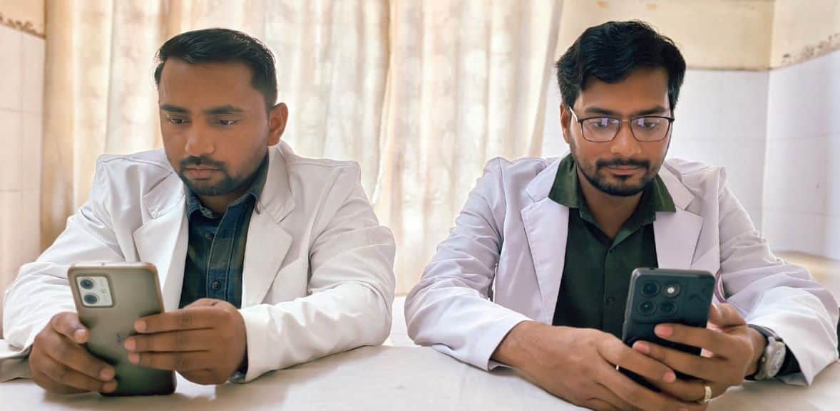 मेडिकल कॉलेज के टेलीमेडिसिन विभाग में मरीजों को ऑनलाइन सलाह देते डॉक्टर।  संवाद