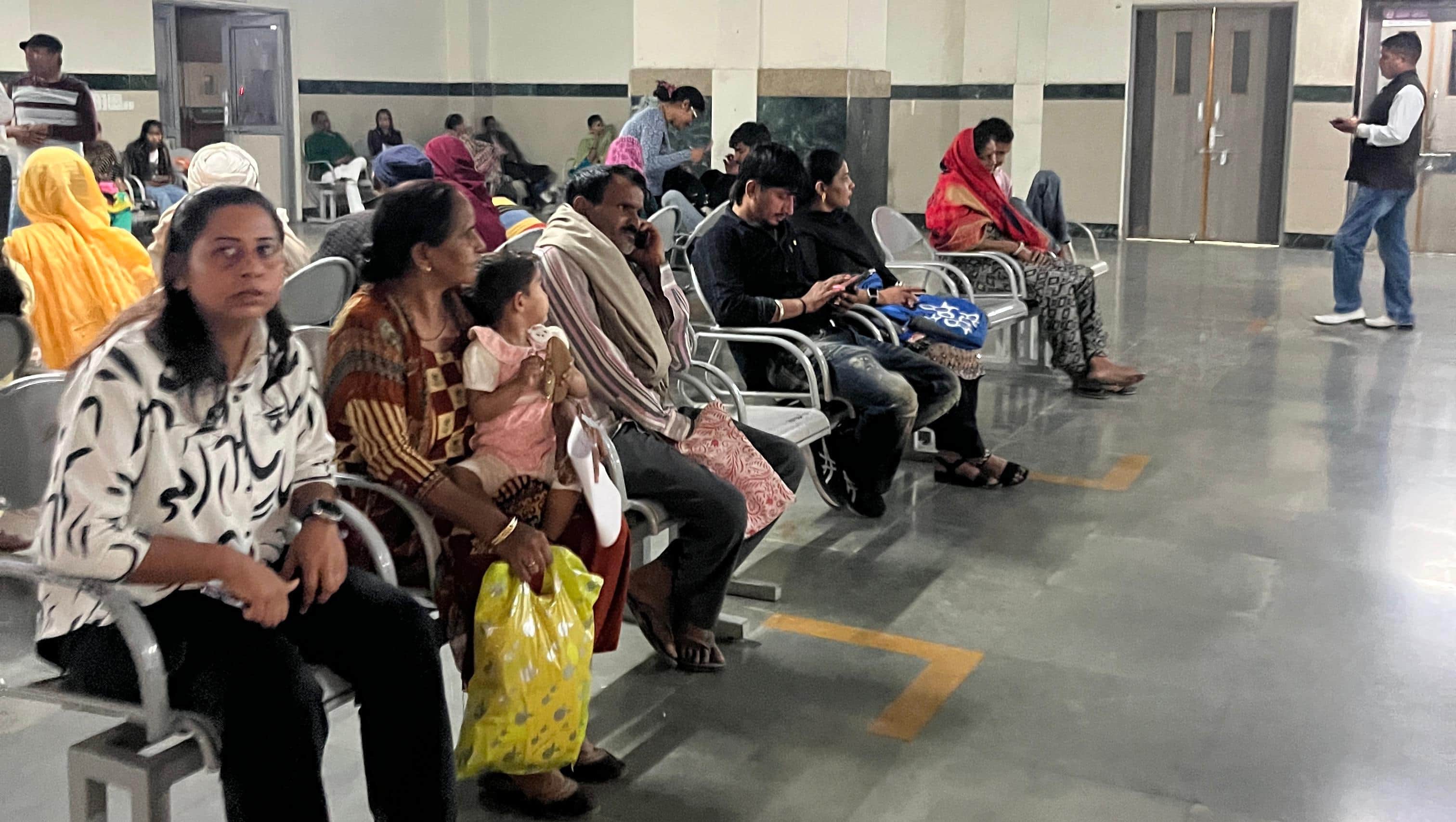 मेडिकल कॉलेज में रेडियोलॉजी विभाग के बाहर बैठे मरीज। अमर उजाला