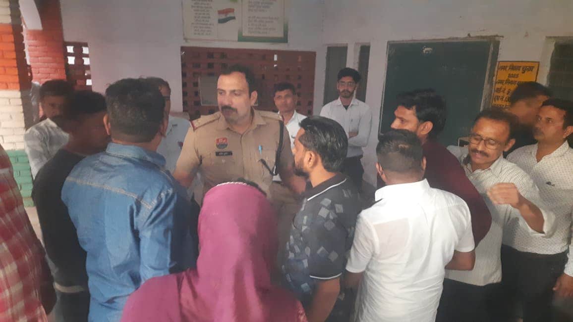 मॉडल टाउन के राजकीय स्कूल में हंगामा कर रहे अभिभावकों को समझाने का प्रयास करती पुलिस। संवाद