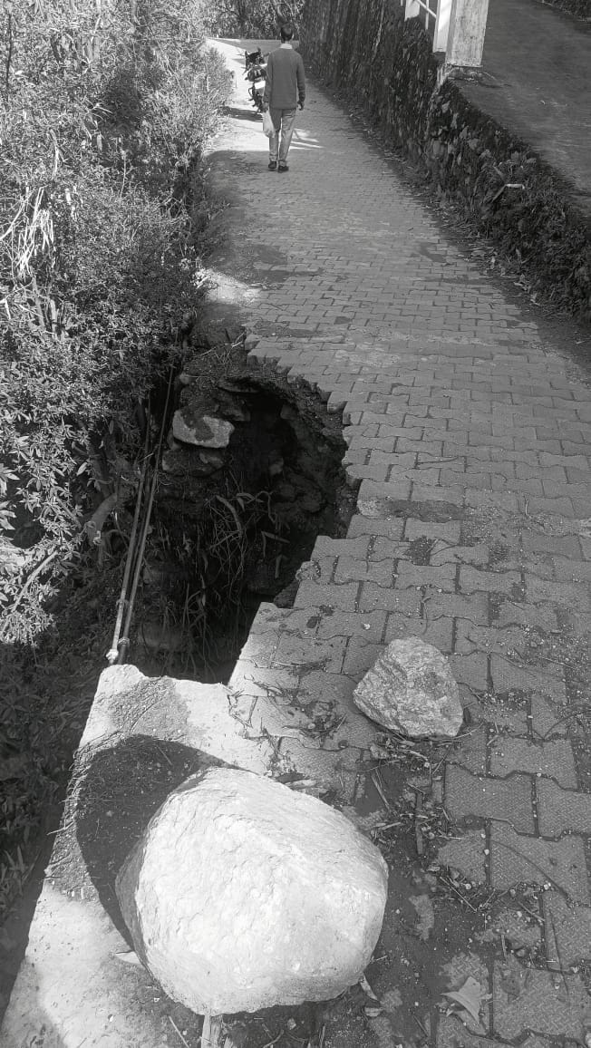 The shed has fallen for a month and a half, neither the driver nor the pedestrians are safe.