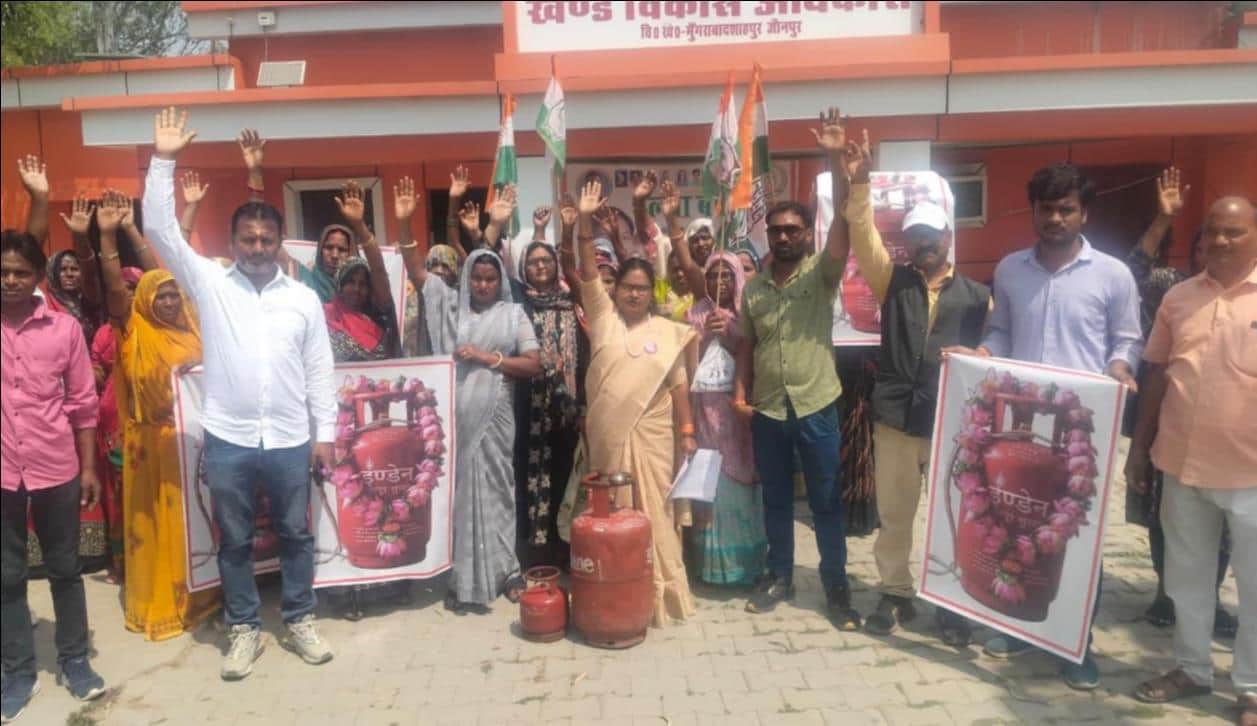 मुंगराबादशाहपुर। गैस सिलिंडर किल्लत को लेकर ब्लाक मुख्यालय पर प्रदर्शन करते कांग्रेस कार्यकर्ता
