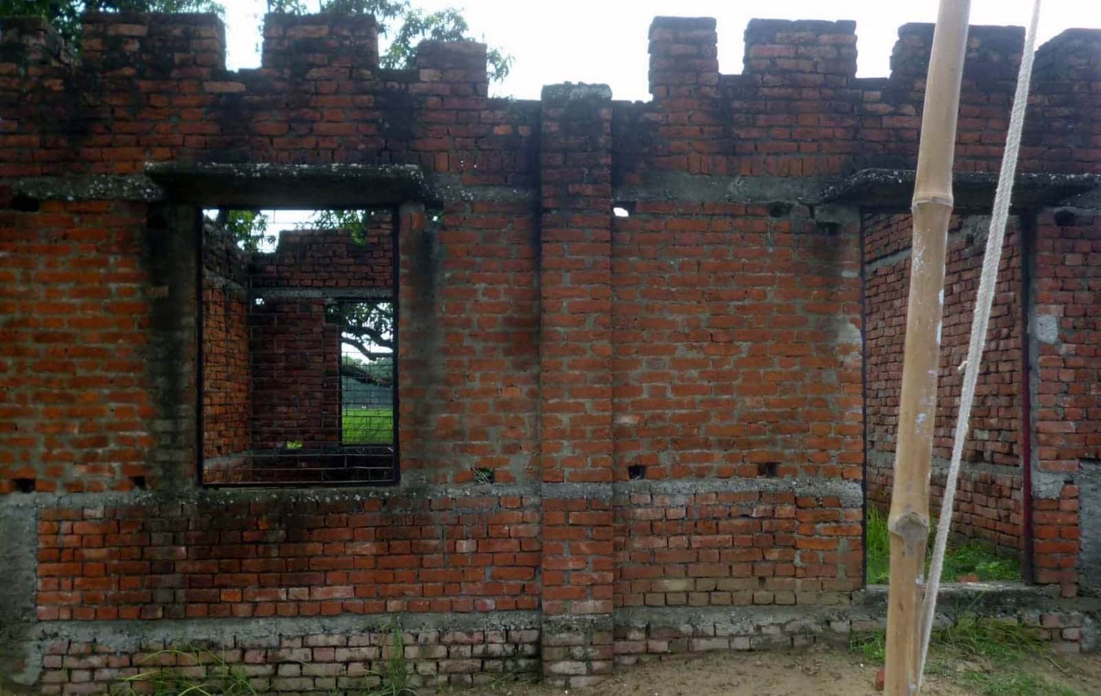 मुंगेसर के लठियां मौजे में खंडहर में तब्दील बन रहा आंगनबाड़ी केंद्र।संवाद