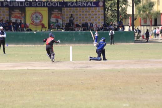 महिला क्रिकेट प्रतियोगिता में शाॅट खेलती महिला खिलाड़ी। संवाद