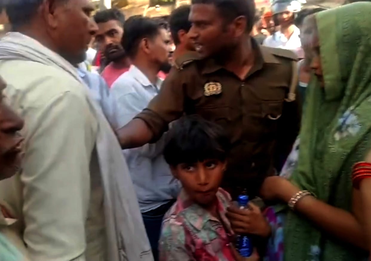 Mangalsutra removed from neck of old woman sitting in tempo, four arrested