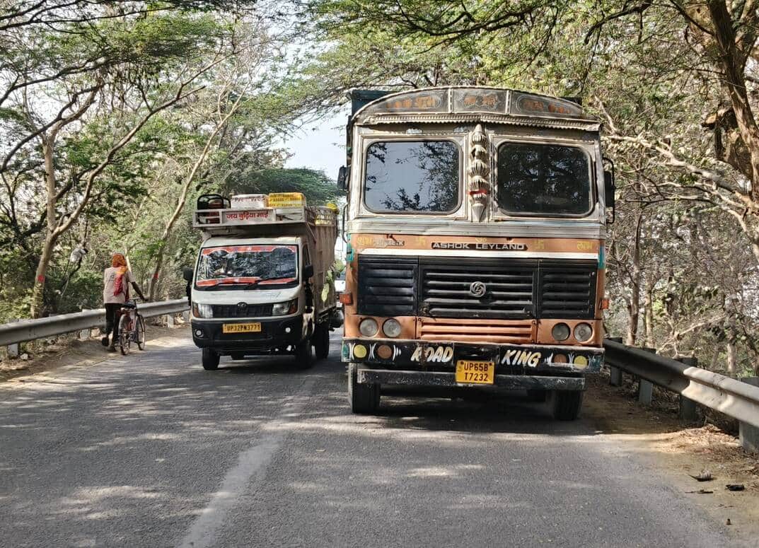 मुहम्मदाबाद गोहना- घोसी मार्ग पर तमसा नदी पुल के पास बीच सड़क पर बंद पड़ा ट्रक।संवाद
