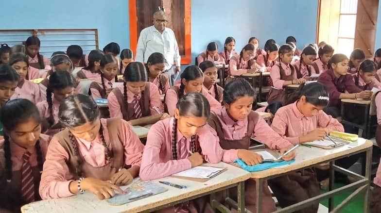 मुहम्मदाबाद गोहना के उच्च प्राथमिक विद्यालय सुरहुरपुर में वार्षिक परीक्षा में शामिल छात्र-छात्र