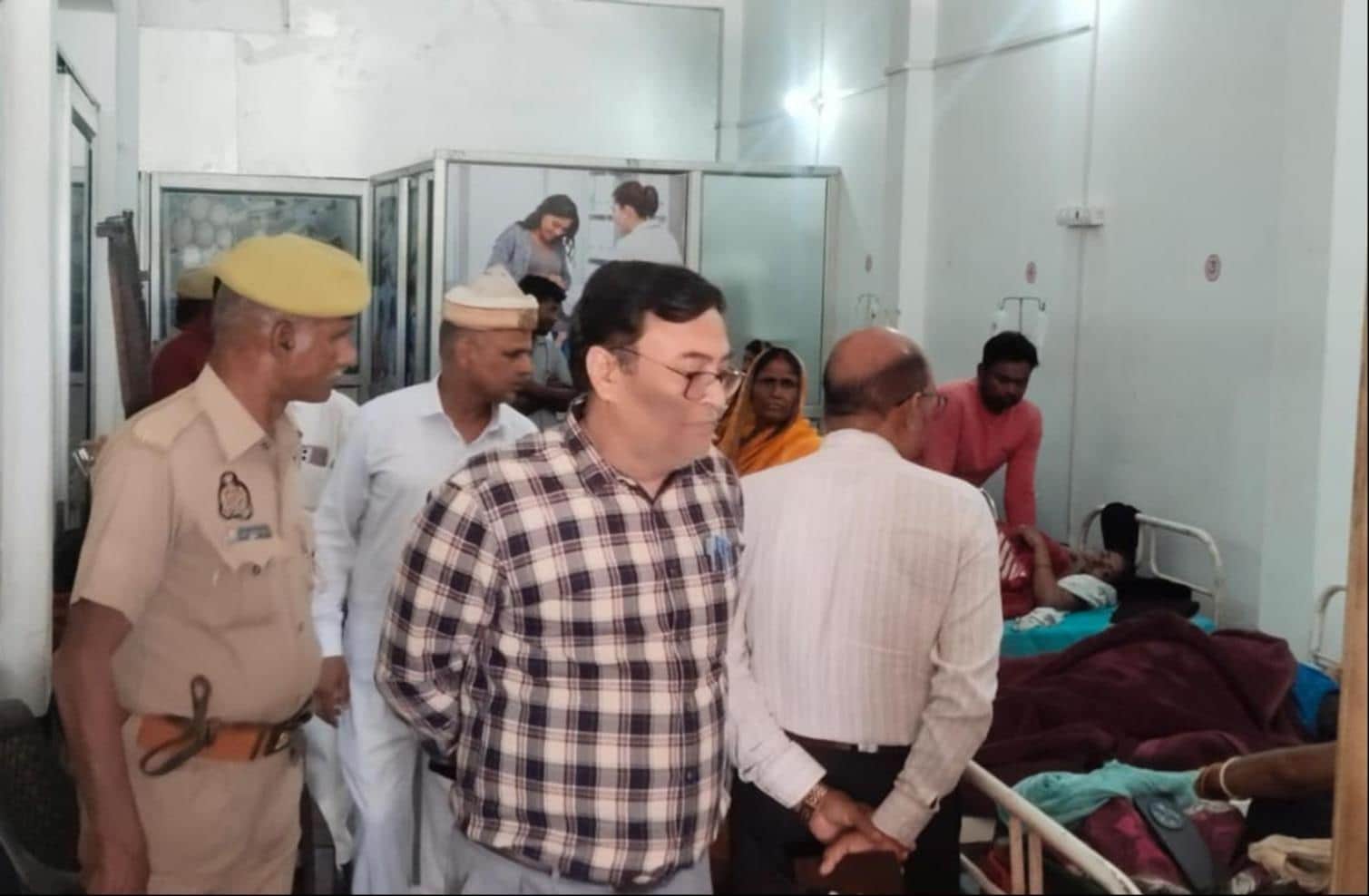 मिहींपुरवा स्थित अस्पताल पर छापा मारते सीएमओ।    -संवाद