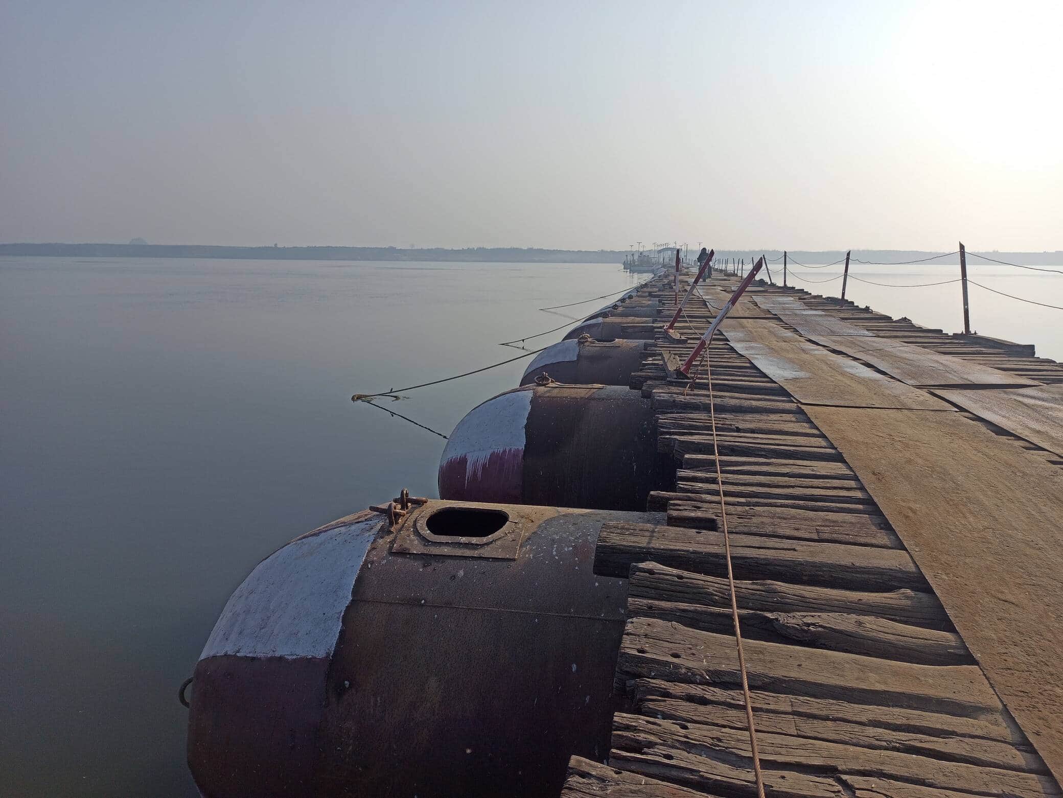 मझौंवा क्षेत्र के नौरंगा गंगाघाट पर बिना सुरक्षा घेरा का बनाया गया पीपापुल दे रहा हादसे का दावत