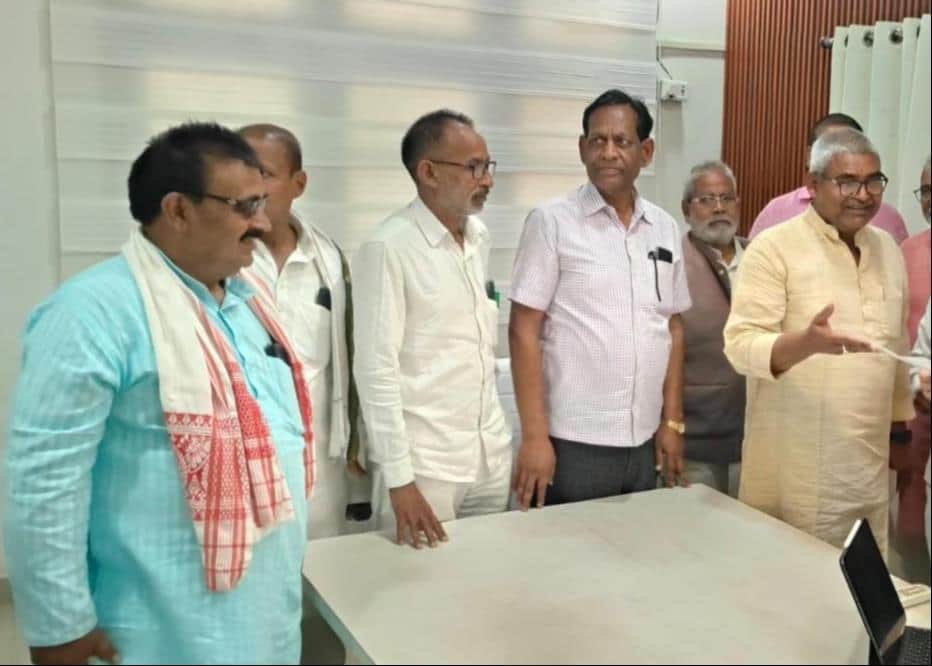 मनरेगा मजदूरों के बकाया भुगतान की मांग को लेकर सीडीओ ओजस्वी राज का पत्रक सौंपते कांग्रेस कार्यक